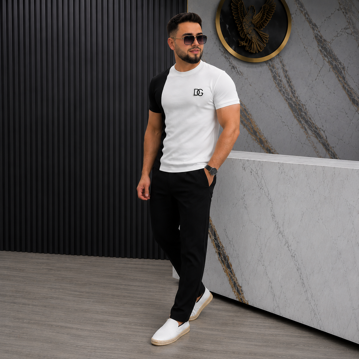 طقم رجالي أنيق ومريح، بلونين متناسقين، مناسب للّباس اليومي والستايل العصري.
